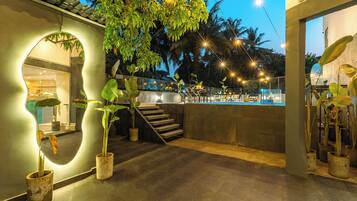 Una piscina al aire libre