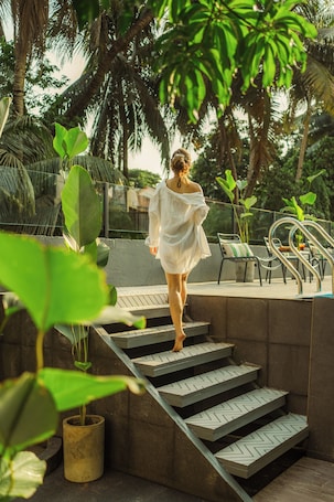 Una piscina al aire libre. Minimalist Panjim