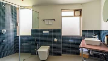 Superior Studio | Bathroom | Free toiletries, hair dryer, slippers, towels
