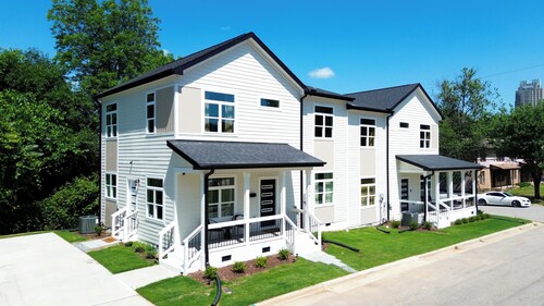 Self Check-In~Walk to Downtown~Newly Renovated