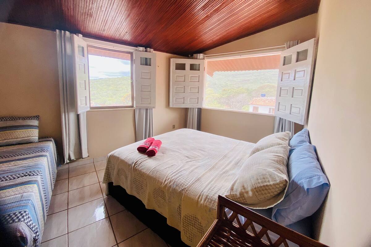 Habitación cuádruple familiar, vistas a la montaña | Wifi gratis y ropa de cama