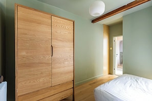 1 habitación, tabla de planchar con plancha y ropa de cama 