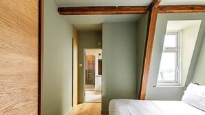 1 habitación, tabla de planchar con plancha y ropa de cama 