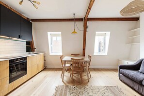 Basic Apartment | Private kitchen | Fridge, oven, stovetop, dishwasher - Trendy Southwark Apartment (London)
