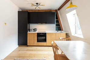 Basic Apartment | Private kitchen | Fridge, oven, stovetop, dishwasher - Trendy Southwark Apartment (London)