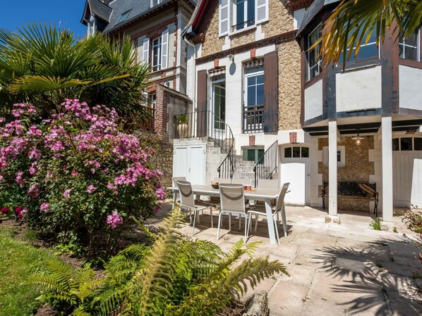 Outdoor dining - Villa Deauville by Interhome (Deauville-Trouville)