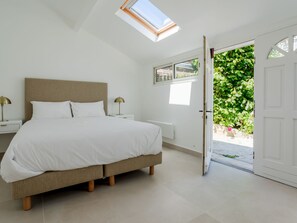 5 bedrooms, iron/ironing board, Internet