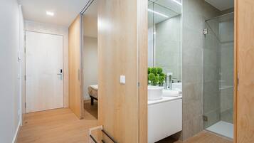 Dusche, Haartrockner, Handtücher, Seife