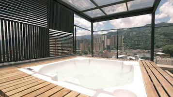 Tina de hidromasaje al aire libre