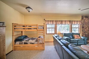4 bedrooms, iron/ironing board, WiFi, bed sheets