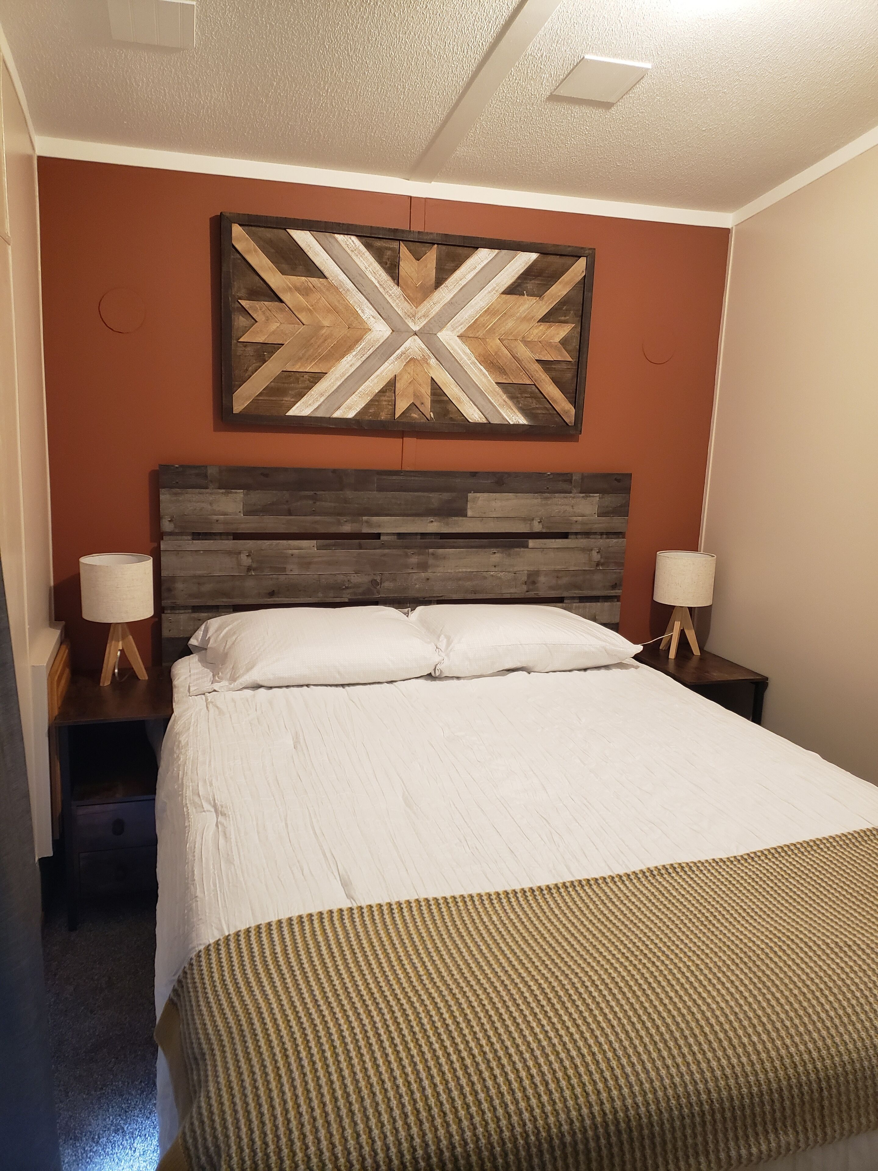 2 habitaciones, escritorio y ropa de cama 