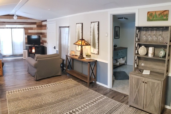 2 habitaciones, escritorio y ropa de cama