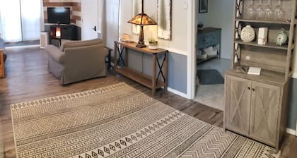 Jay Cooke Cottage: Up North time. Close to trails, dogs welcome, large yard.