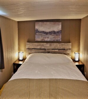 2 habitaciones, escritorio y ropa de cama