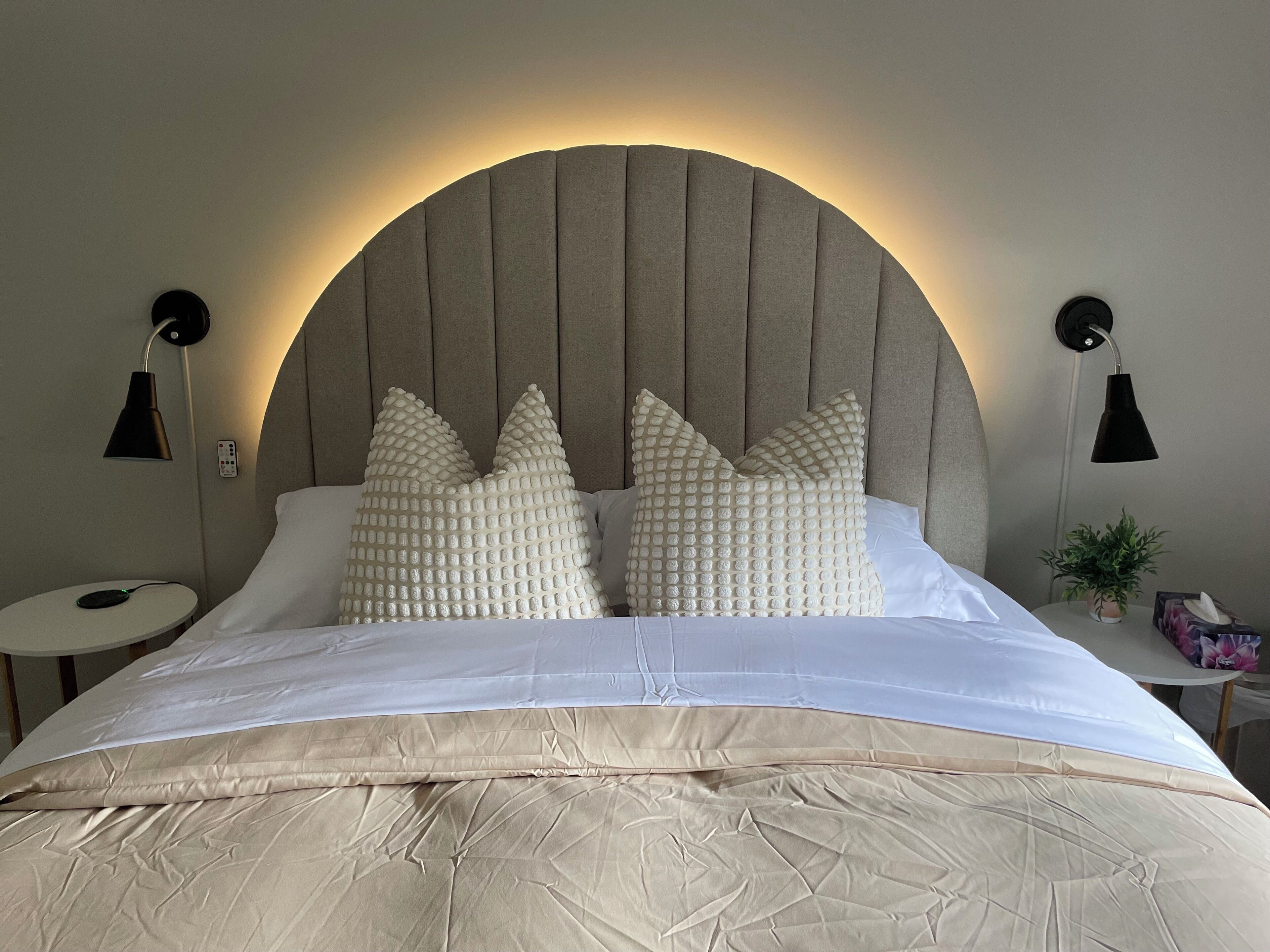 5 habitaciones, escritorio y tabla de planchar con plancha 