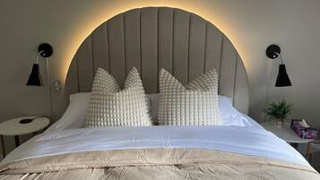 5 habitaciones, escritorio y tabla de planchar con plancha