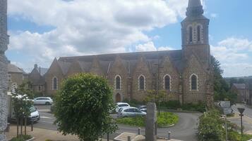 Parkeerplaatsen op het terrein