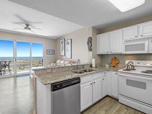 Kylskåp, mikrovågsugn, ugn och spishäll