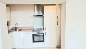 Geladeira, micro-ondas, fogão, cooktop