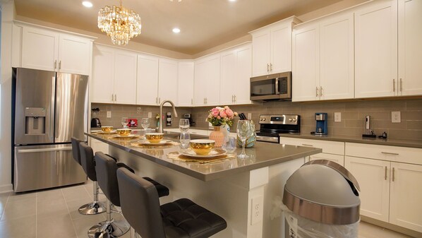 Kylskåp, mikrovågsugn, ugn och spishäll