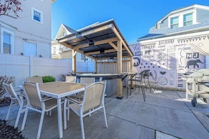 Outdoor dining - Speakeasy, Hot tub, 1920s Family Beach Home (Atlantic City)