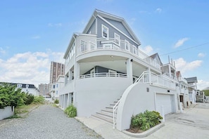 Exterior - Unreal ocean Beach Pad - beachfront & boardwalk (Atlantic City)