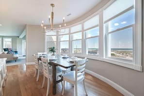 Dining - Unreal ocean Beach Pad - beachfront & boardwalk (Atlantic City)