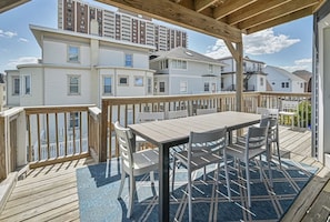 Outdoor dining - Unreal ocean Beach Pad - beachfront & boardwalk (Atlantic City)