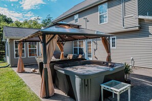 Terrace/patio - Gorgeous Cozy 5 Bedroom House with HOTTUB, LAKE, GAME ROOM, FIRE PIT (Albrightsville)