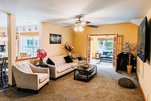 Smart TV, chimenea, futbolito, mesa de ping pong