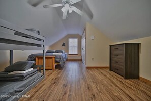 5 bedrooms, iron/ironing board, travel cot, free WiFi - Gorgeous Cozy 5 Bedroom House with HOTTUB, LAKE, GAME ROOM, FIRE PIT (Albrightsville)