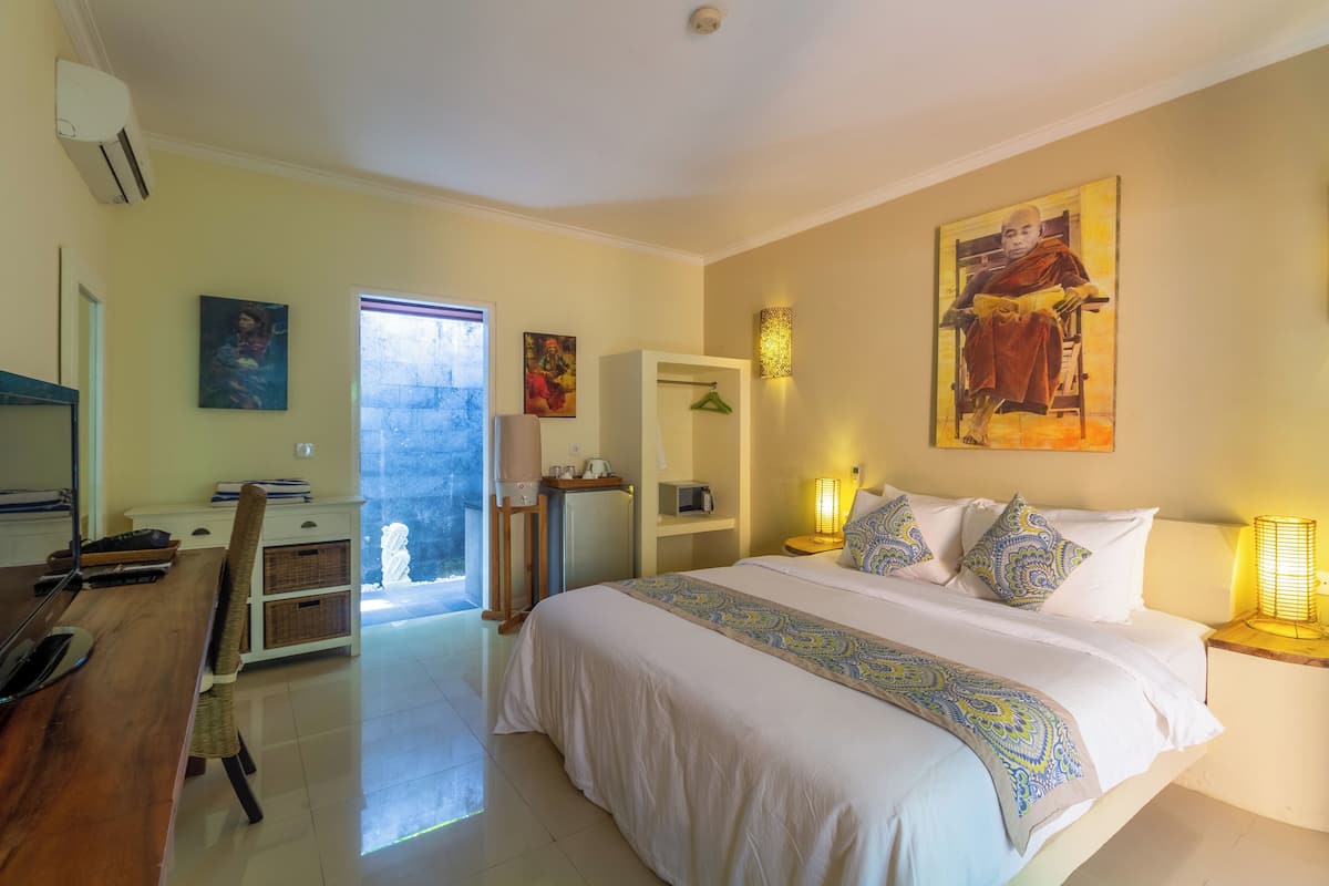 Deluxe bungalow, uitzicht op zwembad (Smugglers Hideaway) | 1 slaapkamer, een minibar, een kluis op de kamer, een bureau