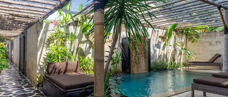 Una piscina al aire libre