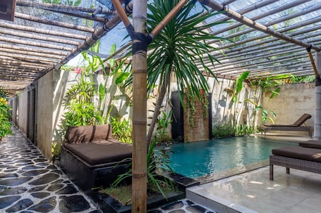 Una piscina al aire libre