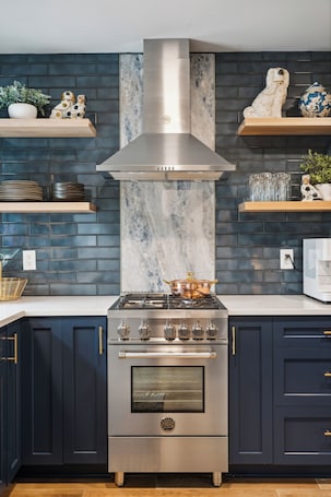 Fridge, microwave, oven, stovetop. Award Winning Luxury Carriage House a short stroll from town!