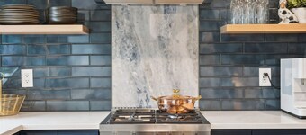 Award Winning Luxury Carriage House a short stroll from town!