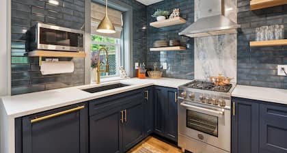 Award Winning Luxury Carriage House a short stroll from town!