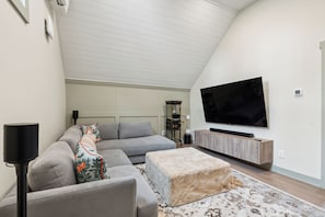 Smart TV, video games, books, music library - Award Winning Luxury Carriage House a short stroll from town! (Bath)