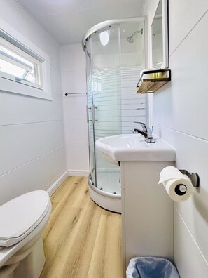 Casa económica | Baño | Bañera, artículos de higiene personal gratuitos y secador de pelo