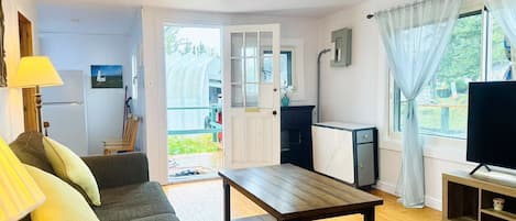 Elite House, Garden View | Living area | 60-cm flat-screen TV with cable channels, fireplace, DVD player