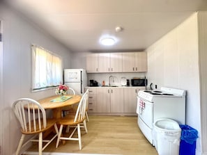 Maison Confort, vue jardin | Cuisine privée | Grand réfrigérateur, micro-ondes, four, plaque de cuisson