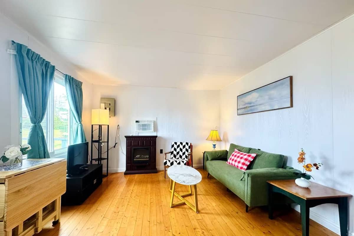 Design House, Bay View, Garden Area | Living area | 60-cm flat-screen TV with cable channels, fireplace, DVD player