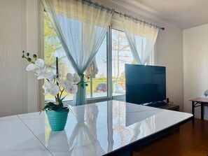 Casa elite, vista para o jardim | Opções para refeição no quarto