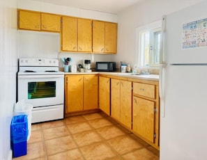 Maison Familiale, 2 chambres, vue jardin | Cuisine privée | Grand réfrigérateur, micro-ondes, four, plaque de cuisson
