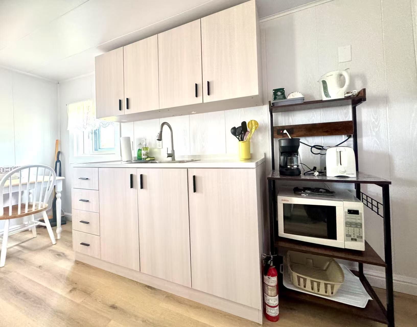Refrigerador con freezer, microondas, horno, placa de cocina