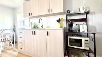 Refrigerador con freezer, microondas, horno, placa de cocina