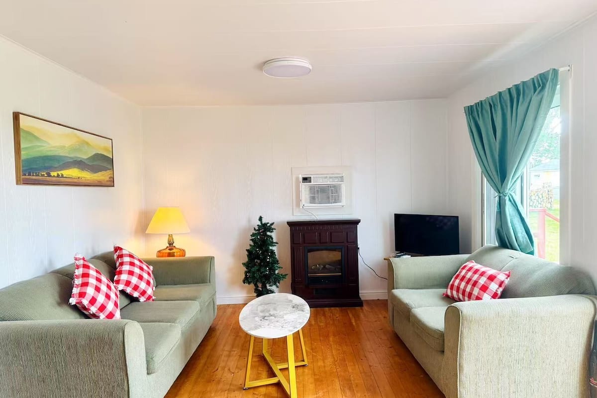 Comfort-hus - udsigt til have | Opholdsområde | 60-centimeters fladskærms-tv med kabelkanaler, pejs, dvd-afspiller