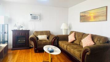 Design House, Bay View, Beachside | Individually furnished, blackout drapes, free WiFi, bed sheets