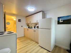 Elite House, Garden View | Private kitchen | Full-size fridge, microwave, oven, stovetop - Skyline Terrace Cottages (Stanhope)