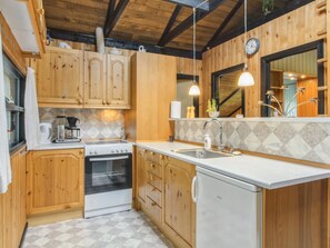 Fridge, cookware/dishes/utensils